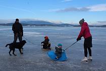 I když se třeba v Černé v Pošumaví na lipenském jezeře bruslaři objevují, ještě pořád je vstup na led hazard.