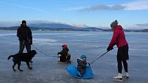 I když se třeba v Černé v Pošumaví na lipenském jezeře bruslaři objevují, ještě pořád je vstup na led hazard.