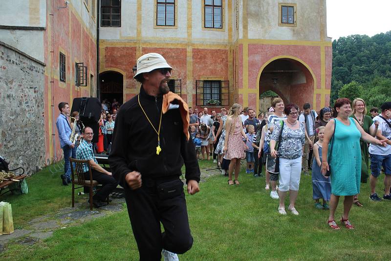 Zahájení výstavy žáků výtvarného oboru ZUŠ Český Krumlov. Učitelé výtvarky nejsou žádní suchaři, a tak pro návštěvníky připravili překvapení pro obveselení.