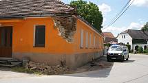 Při nehodě v Prostřední Svinci na Českokrumlovsku skončil na zemi sloup a kus rohu jednoho domu.
