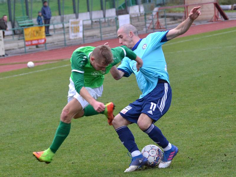 Ondrášovka KP muži – 14. kolo: FK Slavoj Český Krumlov (zelené dresy) – SK Otava Katovice 1:2 (0:1).