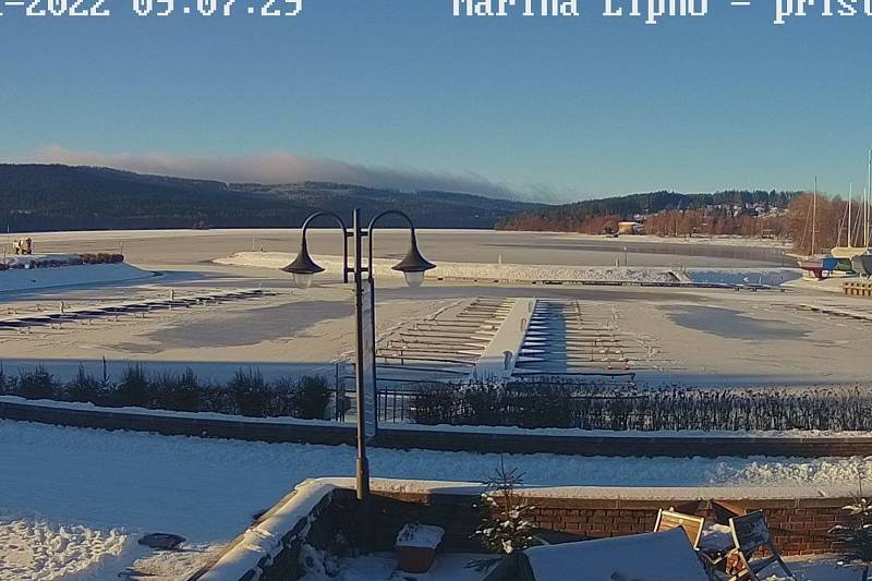 Zamrzlé Lipno na lipenské marině, 14. ledna 2022.