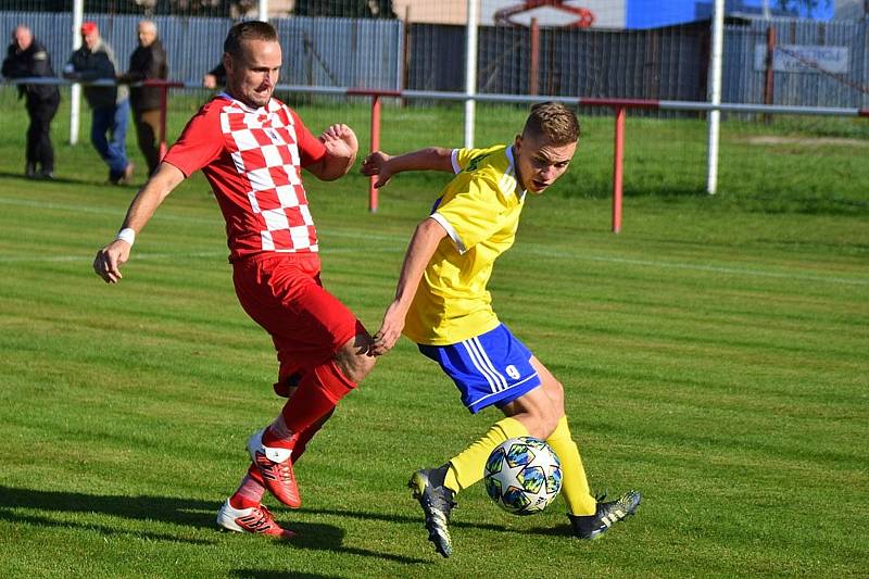 Fotbalisté Velešína (v červeném) prohráli v souboji týmů ze suterénu I. A třídy doma s Vimperkem 0:4.