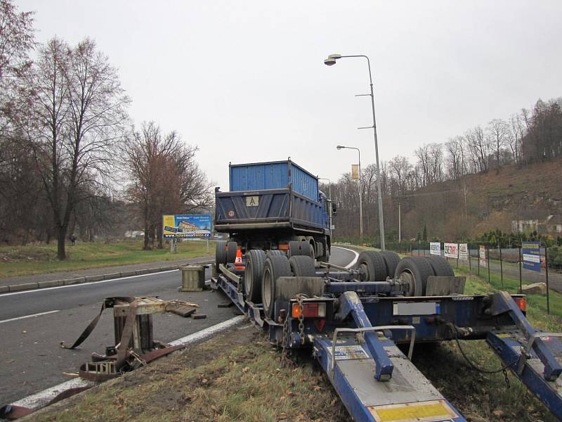 Bagr se uvolnil a skončil v zahradnictví.