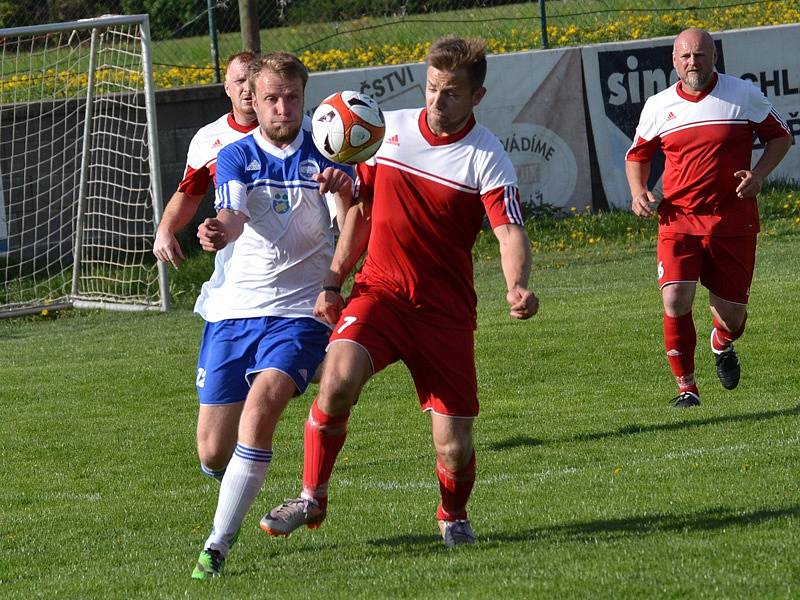 OP muži - 15. kolo: Sokol Křemže (červené dresy) - FC Lipno 7:3 (3:2).