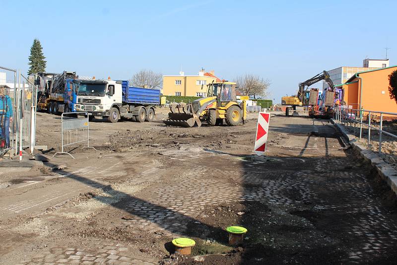 Přestavba autobusového nádraží ve Velešíně jede na plné obrátky.