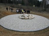 Památník u Nažidel připomíná tragickou nehodu autobusu, která se zde stala 8. března v roce 2003.