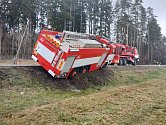 Nehoda nákladního auta hasičů u Afriky u Dolního Třebonína na I/39.