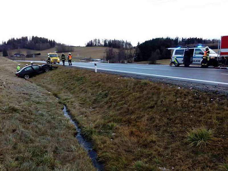 U Hořic na Šumavě se v úterý odpoledne srazila dvě auta. Nehoda byla se zraněním.