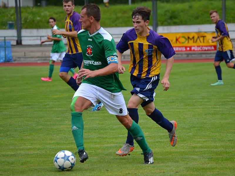 Česká divize (skupina A) - 1. kolo: FK Slavoj Český Krumlov (zelené dresy) - SK Senco Doubravka 0:1 (0:0).