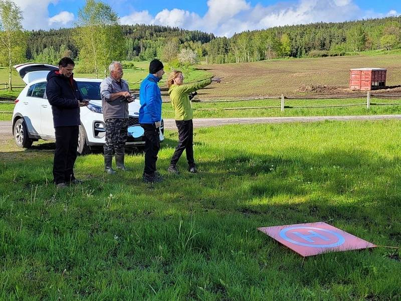 Dobrovolníci na Krumlovsku a Budějovicku vynášejí srnčata z luk před sečením. Pomáhá jim dron, lidí na pomoc je ale málo.