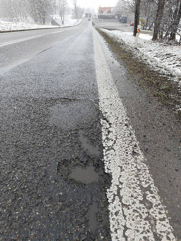 Výtluky na silnici I/3 (E55) v úseku mezi Holkovem a Dolním Dvořištěm.