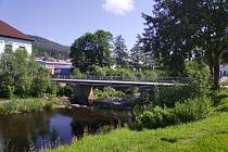 Dřevěný most do Loučovic bude o víkendu zcela uzavřen.