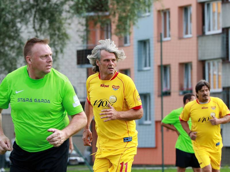 Přátelské utkání starých gard: FK Dolní Dvořiště (zelené dresy) - Dukla Praha 6:12 (2:9). Foto: Pavel Panský