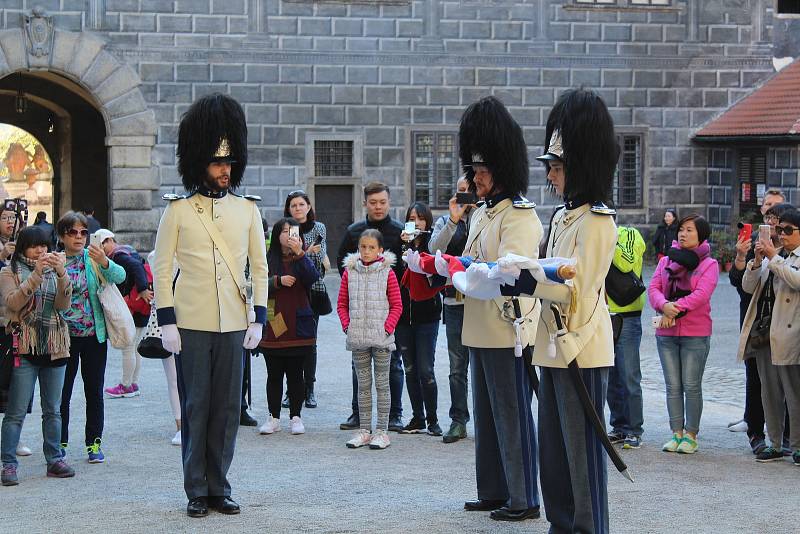 Slavnostním ranním ceremoniálem vztyčování gardových praporů na strážnici zahájili českokrumlovští granátníci Svatováclavské slavnosti 2018.