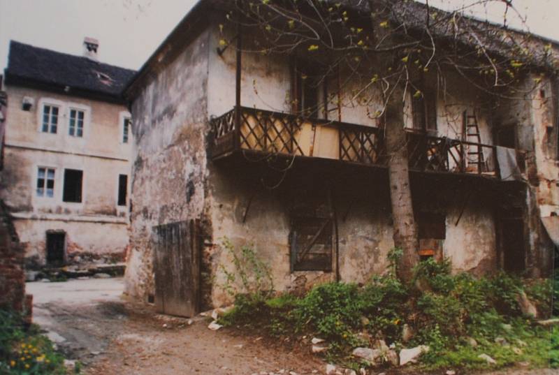 Český Krumlov v roce 1999. Pohled na domy v Hradební ulici.