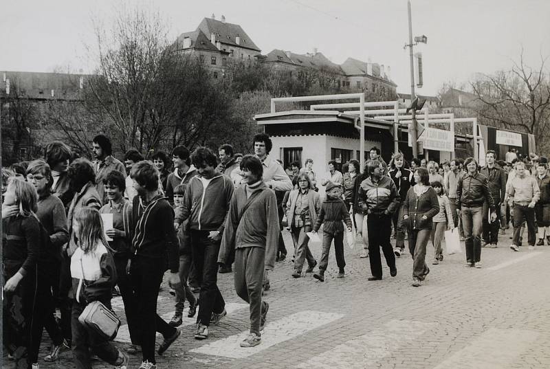 Osmdesátá léta v Českém Krumlově. Pochod vítězství, 9. května 1985.