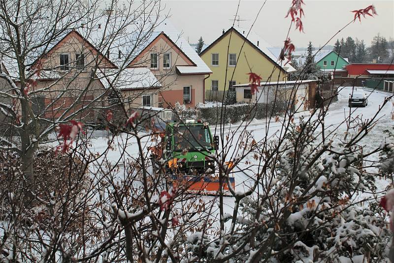 Technika na úklid sněhu v Dolním Třeboníně už se činí.