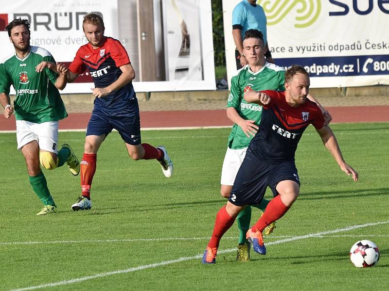 Divize (skupina A) - 3. kolo: TJ Spartak Soběslav (modročervené dresy) - FK Slavoj Český Krumlov 3:0 (1:0).