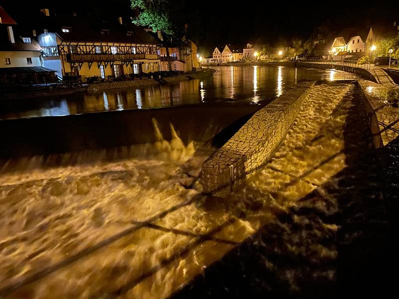 Vltava v Českém Krumlově o půlnoci z 29. na 30. června po silném dešti. Průtok byl necelých 50 kubíků vody za vteřinu.