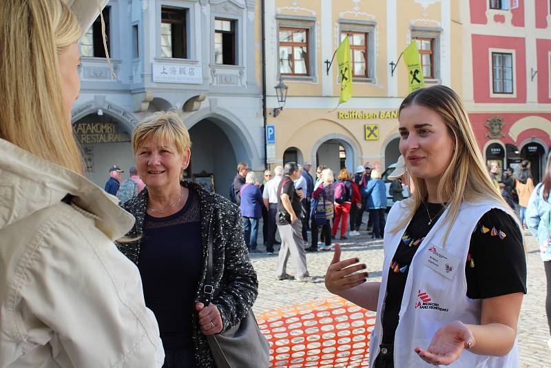 Na krumlovském náměstí je do pátku k vidění putovní výstava Lékařů bez hranic.