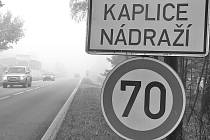 U začátku obce Kaplice Nádraží je sedmdesátka a několik málo metrů dál už padesátka.