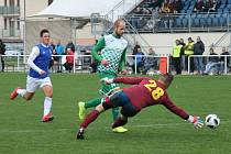 Třeboňští fotbalisté schytali v Českém Krumlově debakl 0:5. Dvakrát se trefil David Růžička (v zeleném), který do Slavoje před časem přišel právě od Světa.