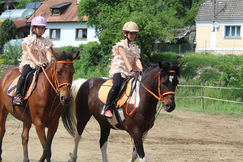 Prezentace koní a jezdců Stáje Pohoda v Dobrkovicích.