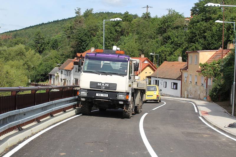 Silnice včetně opěrné zdi v ulici u U Jáníčka v Křemži už je defacto hotová.