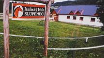 Český Krumlov v roce 1998. Jezdecký klub Slupenec vznikl z polorozpadlého kravína.
