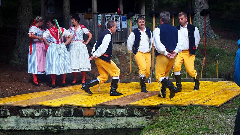 Závěr 21. novodobé plavební sezóny s folklórním souborem Libín S Prachatice.