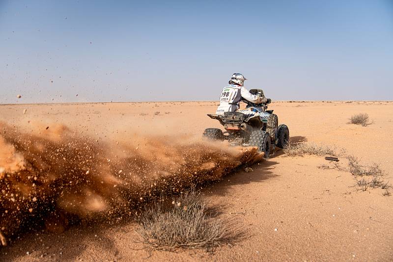 Africa Eco Race pokračovala čtvrtou etapou, po níž čtyřkolkař Zdeněk Tůma klesl mezi motocyklisty na patnáctou pozici