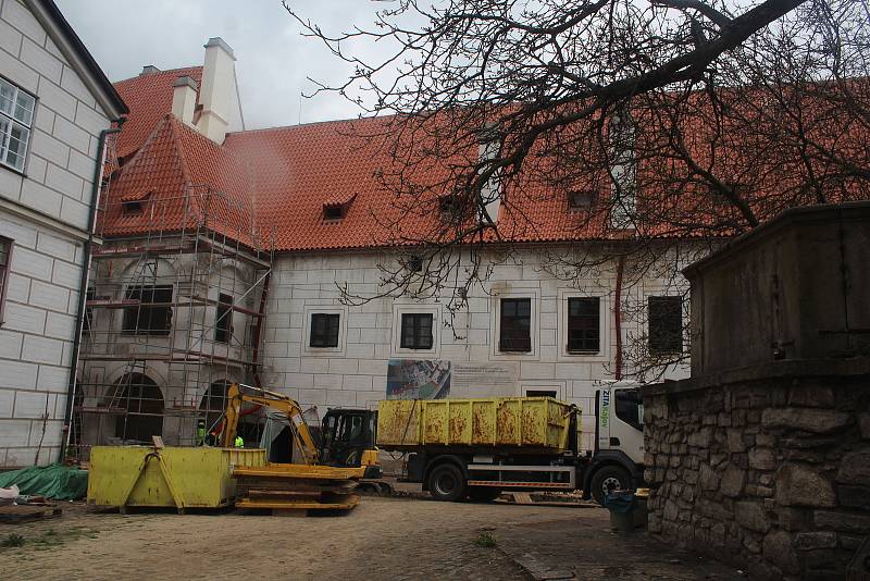 Dvůr bývalého pivovaru Eggenberg se dočasně proměnil ve staveniště.