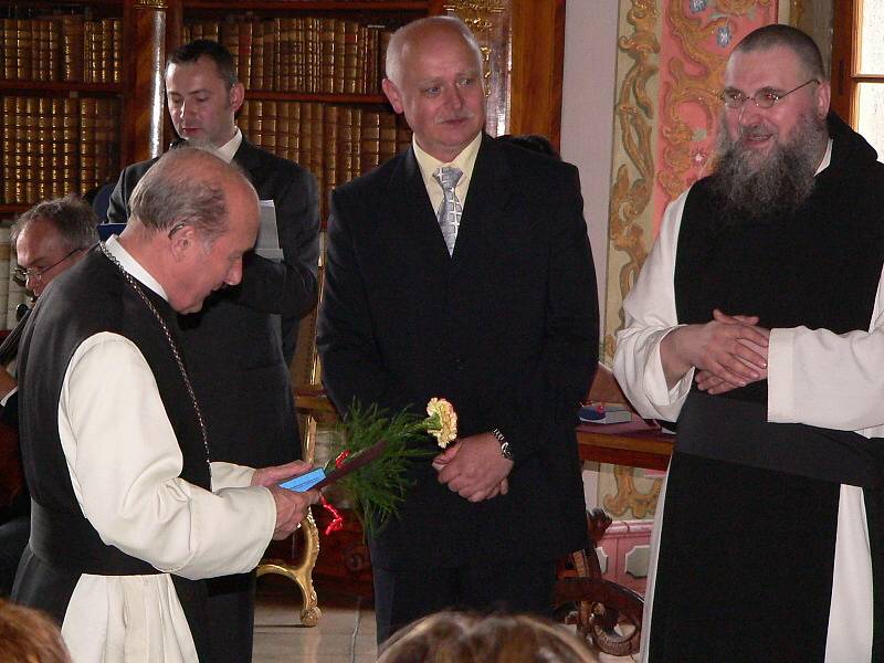 Převor Justin Jan Berka (vpravo), historik Jiří Franc vlevo stojící vzadu.