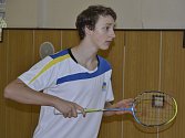 Prapor badmintonového oddílu Sokola Křemže v současnosti drží nejvýše teprve před měsícem šestnáctiletý reprezentant Petr Beran (na snímku z domácích kurtů), jenž v uplynulé sezoně mj. vybojoval i dva tituly juniorského mistra republiky.