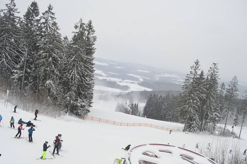 Lyžařské areály na Lipensku zasypal přírodní sníh, podmínky na lyžování jsou ideální.