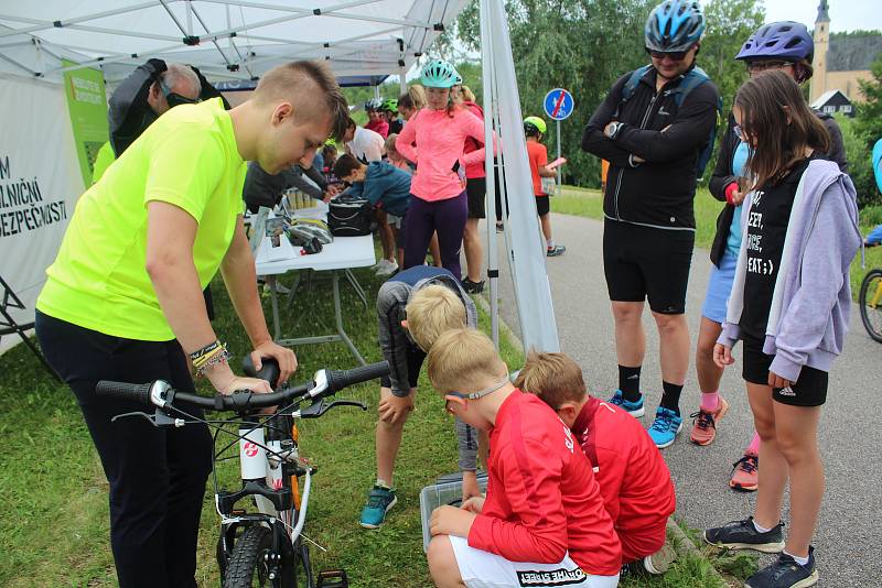 Preventivní akce policie a Týmu silniční bezpečnosti zaměřená na cyklisty v Přední Výtoni.