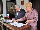 V sobotu 8. června podepsali zástupci Jihočeského kraje a Sverdlovské oblasti Ruské federace na hradě Rožmberk Memorandum o budoucí spolupráci. 
