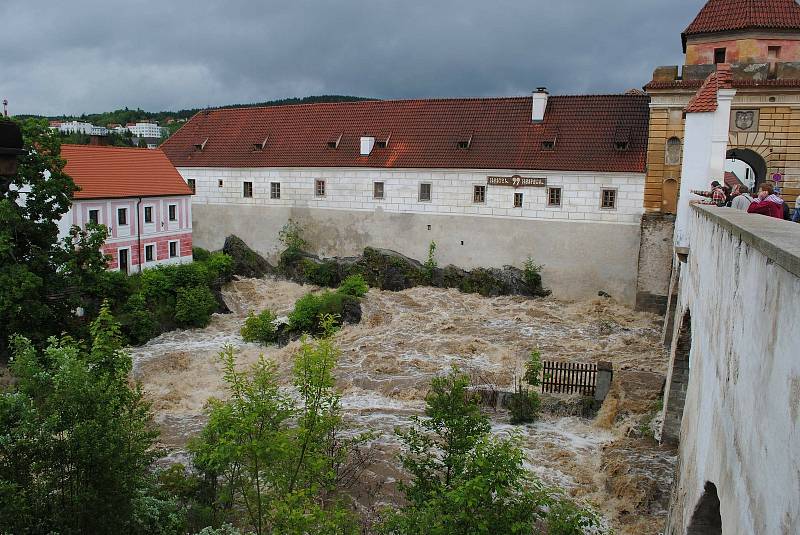 Povodně v Českém Krumlově v roce 2013. Ze břehů se vylila Polečnice, zahrozila i Vltava v centru. Pod vodou skončily hospodské zahrádky i auta.