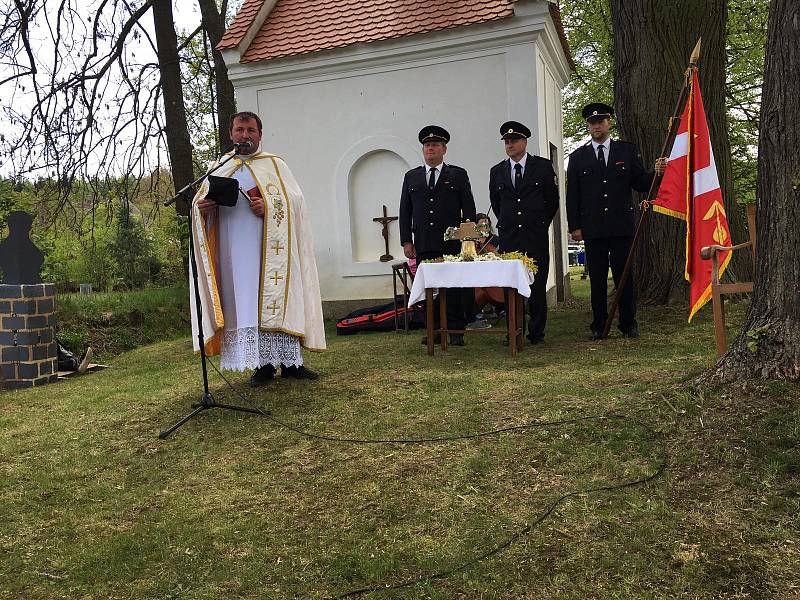 Slavnostní okamžik svěcení a zavěšování zvonku do kaple si nenechala ujít spousta lidí.