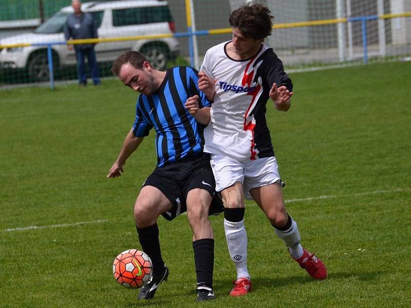 I.A třída (skupina B) - 21. kolo: FC Velešín (modročerné dresy) - SK Větřní 3:1 (0:0).