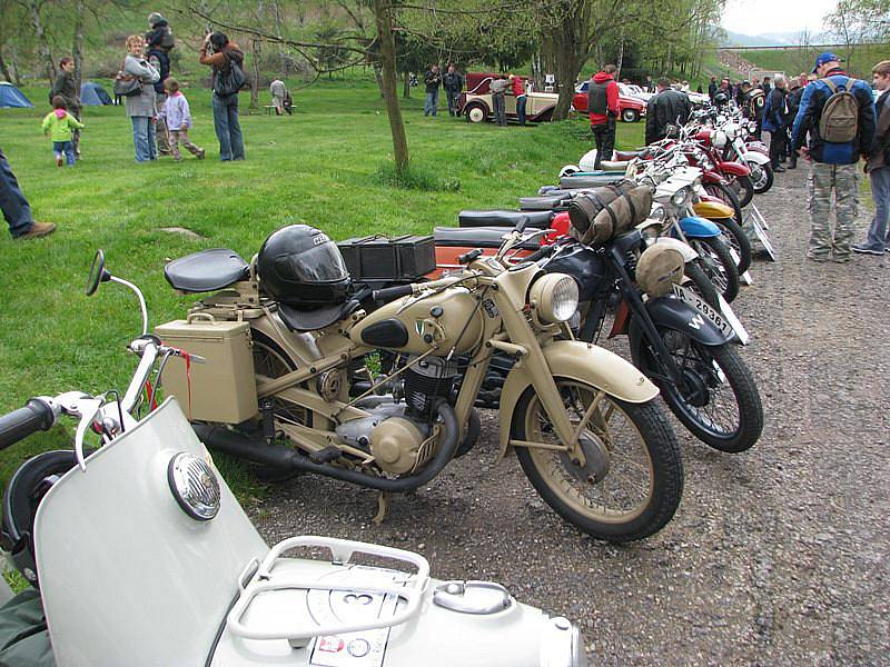 Čtrnáctý ročník Mezinárodního setkání historických vozidel a motocyklů ve vyšebrodském kempu Pod hrází.