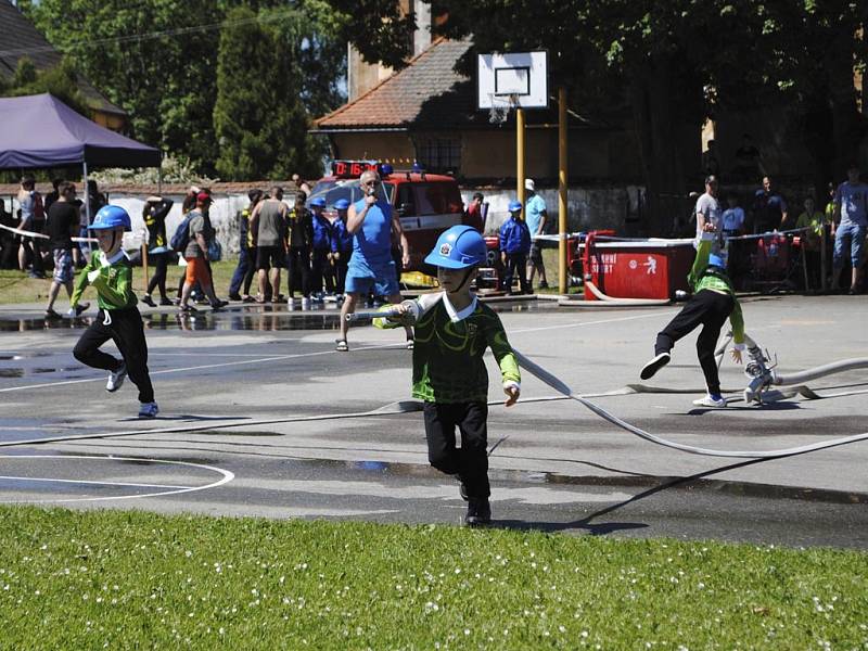 Mladí hasiči z celého okresu soutěžili v disciplíně požární útok.