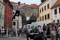 Zahajovací večer Highline Festivalu Český Krumlov 2023 v Široké ulici v Egon Schiele Café rozpumpovala Slack Show.