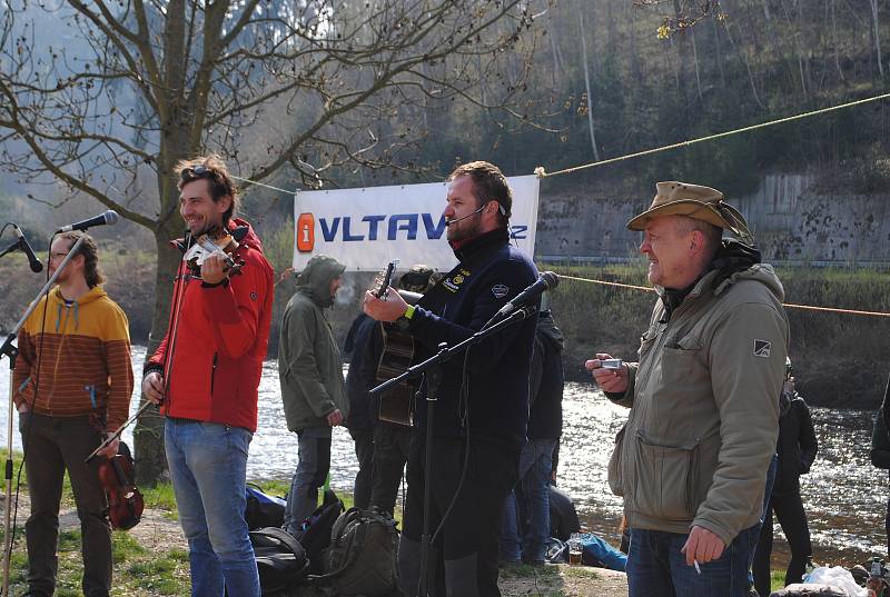 Do Kempu Krumlov U Trojice se sjeli nadšenci z celé republiky, aby vyrazili na společnou plavbu po čerstvě odemčené Vltavě.