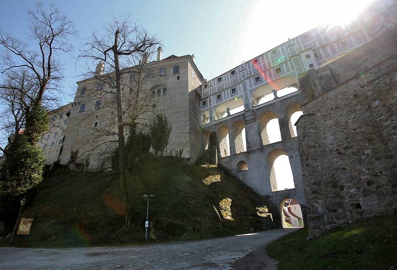 Celosvětová empidemie koronaviru vylidnila i centrum Českého Krumlova, které je běžně zaplaveno turisty.