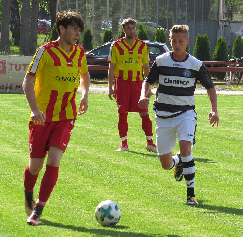 Oblastní I.B třída (skupina A) - 25. kolo: FK Spartak Kaplice (černobílé dresy) - Sokol Chvalšiny 9:2 (4:1).