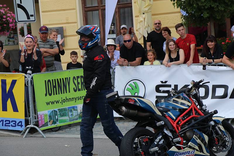 Grand Prix Kaplice otevřel motocyklový kaskadér Martin Krátký který předvedl své mistrovství v sedle Yamahy a MZ.