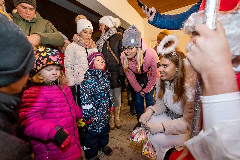 Mikulášská nadílka v Dolním Třeboníně na zahradě základní školy.