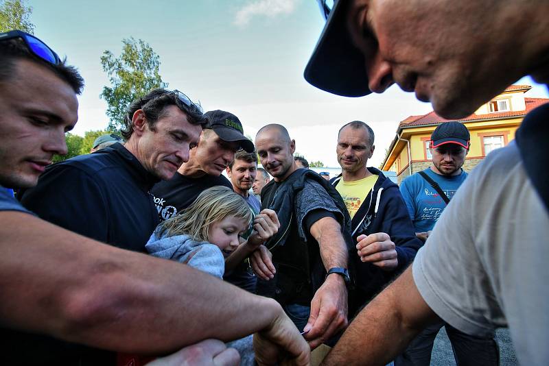 Policisté ze zásahovek z celé republiky se v pátek rozběhnou po lipenských lesích.